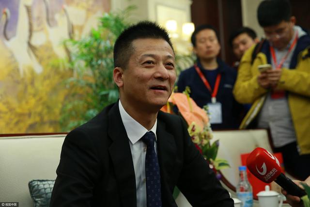 这时候，萧初然有些看不下去，对叶辰说：你按两声喇叭提醒爸一下，不然的话他还能再聊半个小时。